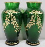 Paire de vases en verre teinté vert à décor de...