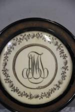 Boite en loupe, écaille et ivoire, couvercle décoré d'un monogramme...
