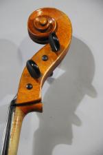 Violocelle: copie de Stradivarius. LT: 118 cm L caisse: 69...