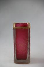 DAUM Vase droit de section carrée en verre teinté rouge...