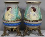 Paire de petits vases en porcelaine ,à décor d'angelots sur...