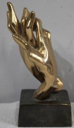Yves LOHE: "Mains tendresse" Sujet en bronze massif, signé sur...