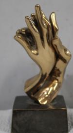 Yves LOHE: "Mains tendresse" Sujet en bronze massif, signé sur...