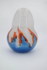 DEGUE : Vase de forme bulbe en verre chamarré blanc...