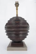 Pied de lampe sphérique en bois patiné sculpté à décor...