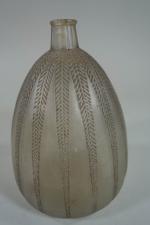 LALIQUE : Vase ovoïde en verre soufflé-moulé modèle Mimosa, signé...