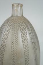 LALIQUE : Vase ovoïde en verre soufflé-moulé modèle Mimosa, signé...