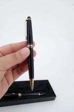 MONTBLANC : Deux stylos billes Meisterstück en résine noire à...
