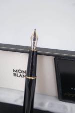 MONTBLANC : Stylo plume Meisterstück en résine noire à filets...