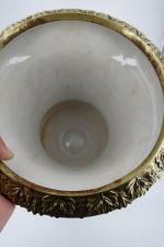Vase Médicis en porcelaine craquelée effet galuchat beige, monture en...