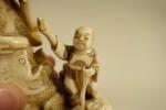 Okimono en ivoire marin représentant Gama-Sennin tenant un rouleau, accompagné...