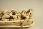 Okimono en ivoire représentant la Takarabune sur les flots, embarcation...