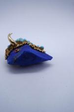 CHAUMET : Broche « bison » en lapis lazuli, or,...