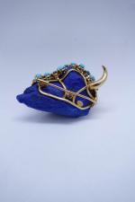 CHAUMET : Broche « bison » en lapis lazuli, or,...