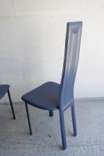 Deux chaises en métal garnies de cuir bleu, travail italien...