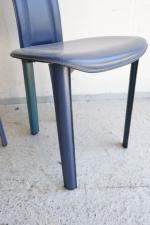 Deux chaises en métal garnies de cuir bleu, travail italien...