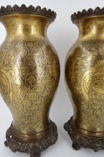 JAPON  : Paire de vases balustres en bronze laqué...