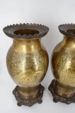 JAPON  : Paire de vases balustres en bronze laqué...