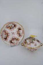 ALLEMAGNE : Bouillon couvert et son assiette en porcelaine représentant...