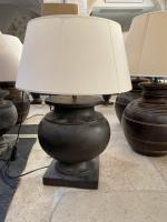 1 Lampe forme balustre ronde en bois laqué marron, diam:...