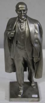 "Lénine", statue en aluminium. Signature sur la terrasse (illisible). H:...