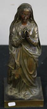 "Marie aux mains jointes" Sujet en bronze à patine brune....