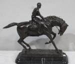 Cheval en bronze avec cavalier, reposant sur un socle en...