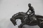 Cheval en bronze avec cavalier, reposant sur un socle en...