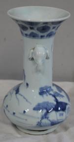 Grand vase en porcelaine blanche et bleue, à décor de...