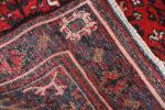 Tapis d'Orient, Iran sur fond rouge à décor de fleurs,...