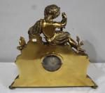 Pendule en bronze doré, cadran à chiffres romains et ciselé...