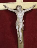 Christ en os sculpté, dans un cadre. H: 22 x...