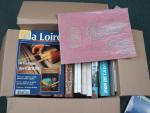 VAL DE LOIRE. 1 carton de livres et plaquettes anciens...