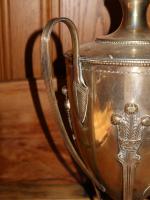 FONTAINE à thé en métal anglais en forme d'urne couverte...