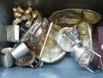 LOT (1 caisse) de métal argenté comprenant : timbales, chauffe-plat,...