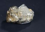 MINERAUX (deux) dont une pyrite cristallisée et un quartz blanc....