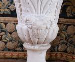 VASQUES (paire de) en marbre blanc godronné à décor sculpté...