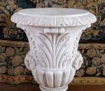 VASQUES (paire de) en marbre blanc godronné à décor sculpté...