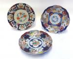JAPON. Trois assiettes rondes à bord ondulé, porcelaine décor Imari,...