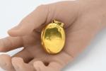 PENDENTIF ovale ouvrant en or jaune 18k à décor d'un...