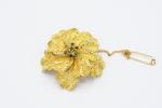 BROCHE "fleur" en or jaune 18k griffée de sept petits...