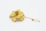 BROCHE "fleur" en or jaune 18k griffée de sept petits...