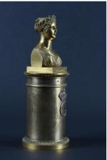 IENNAIS, Martin Guillaume (1764-1843)<br />
BUSTE en bronze ciselé et doré, taillé en <br />
hermès représentant la princesse Caroline <br />
MURAT, sœur de l’empereur Napoléon Ier. <br />
Epoque Empire. <br />
H : 21,5 - Diam : 7,8 cm. Estimation <br />
12.000/15.000€