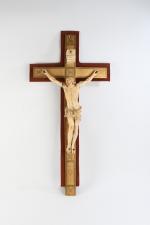 CRUCIFIX (important) en ivoire sculpté sur une croix en bois...