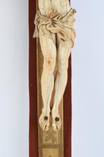 CRUCIFIX (important) en ivoire sculpté sur une croix en bois...