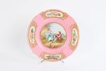 SEVRES (1837). Assiette porcelaine à bord contour et fond rose...