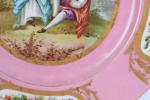 SEVRES (1837). Assiette porcelaine à bord contour et fond rose...