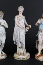 PARIS, vers 1900. Suite de sept statuettes en porcelaine polychrome...