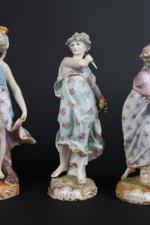 PARIS, vers 1900. Suite de sept statuettes en porcelaine polychrome...