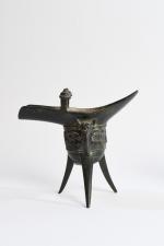 CHINE, XIXème siècle. Paire de coupes libatoires tripodes en bronze...